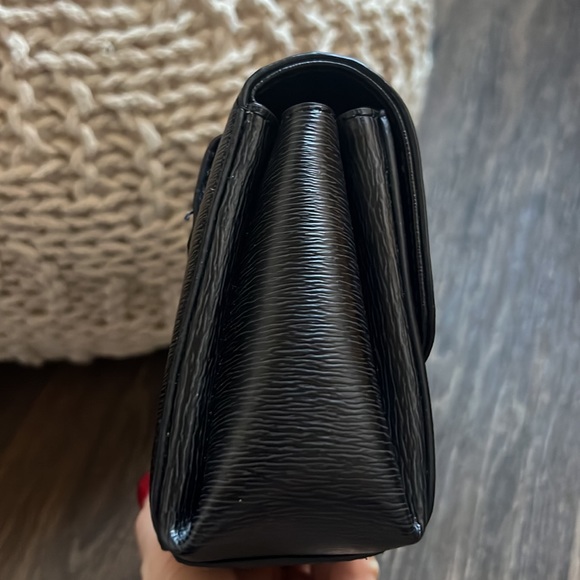 DKNY BLACK PURSE - Picture 4 of 7